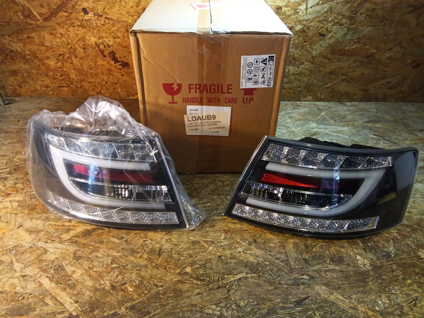 Tuning-Tec LED Lightbar Rückleuchten für Audi A6 4F (C6) 04-08 Limousine schwarz (6Pin)