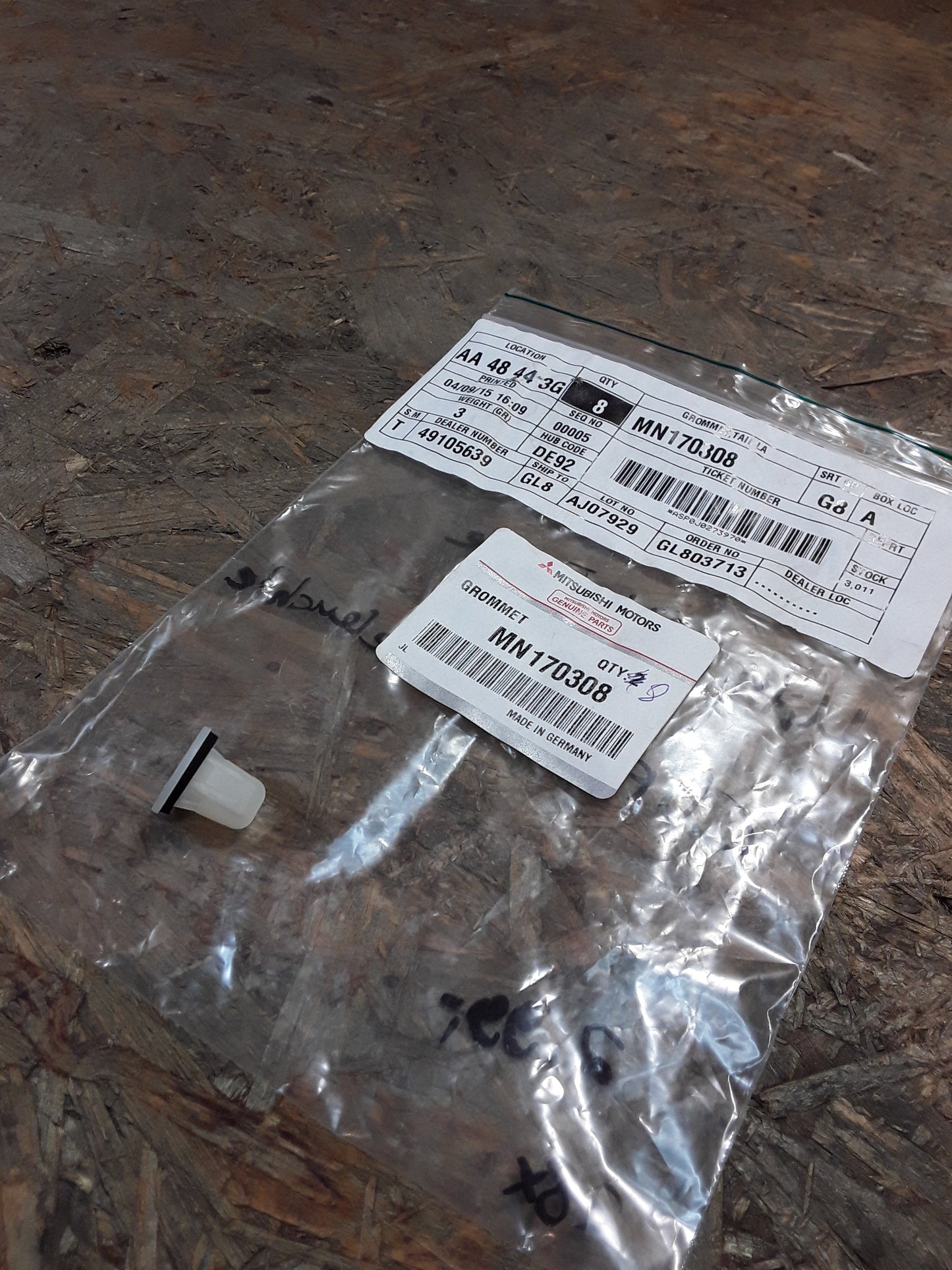 Mitsubishi Colt Europe Z32A Clip an Heckleuchte original Mitsubishi NEU