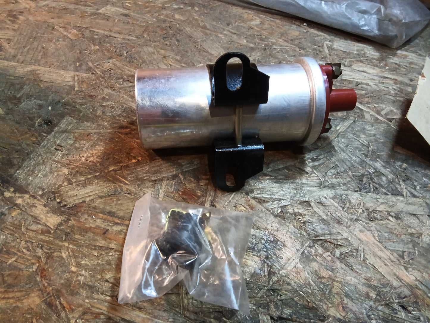 Diverse Fahrzeuge Oldtimer Zündspule mit Halter 12V original AC Delco NEU