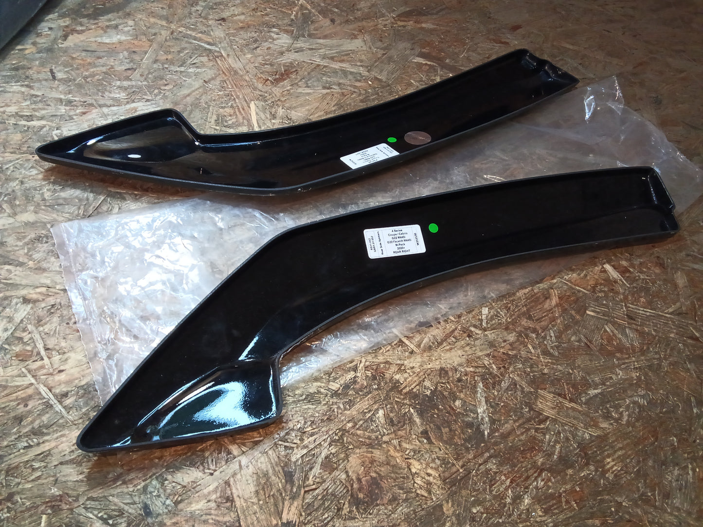 Oneway Heckschürzenansätze (Seitenteile) passend für BMW 4er G22/G23 Coupe/Cabrio M-Pack/M440i 2020-2024 & Facelift 2024- - Schwarz glänzend