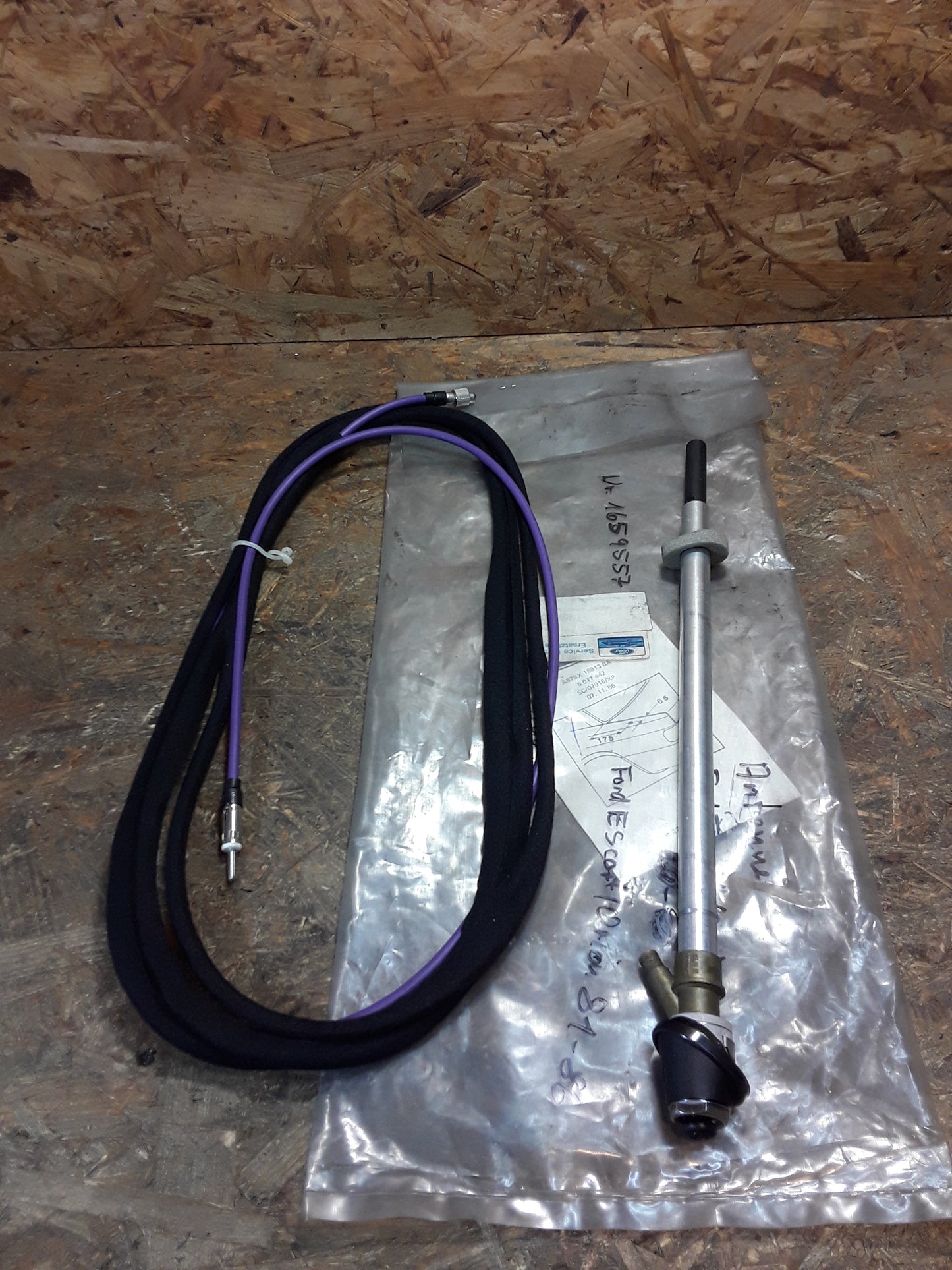 Ford Escort/ Orion 81-86 und 95-01 Antenne original Ford NEU