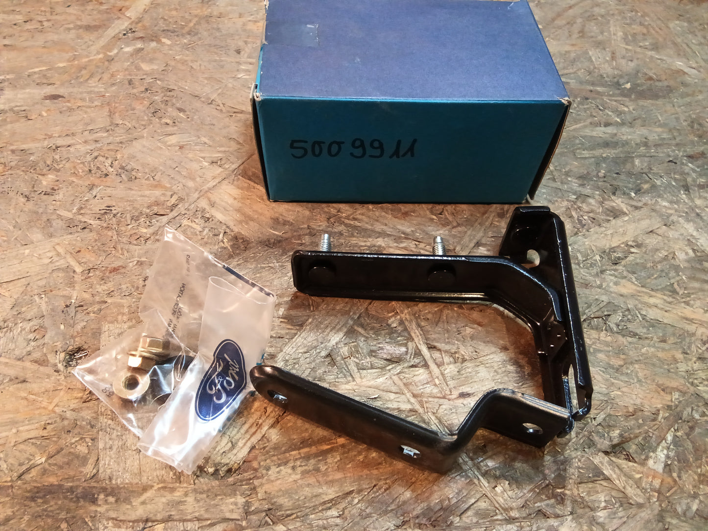 Ford Escort/ Orion ab BJ 81-86 Halter Zubehörscheinwerfer original Ford NEU