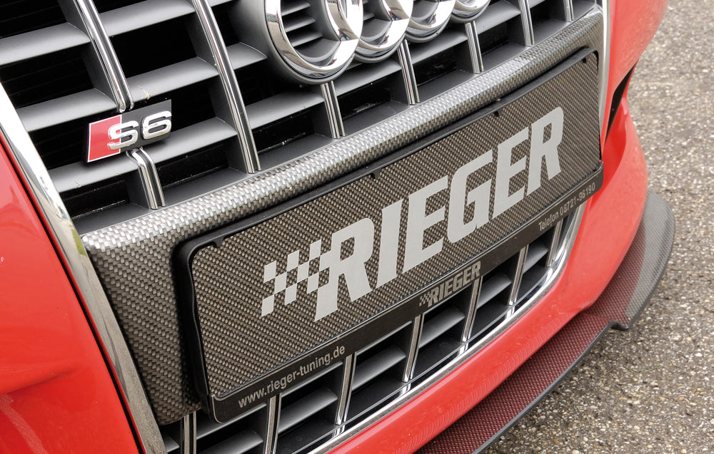 Audi A3 (8L) Rieger Kennzeichenauflage aus ABS Bestandteil für orig. S6-Grill (f. Spoilerstoßst.) ABS, Carbon-Look