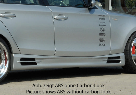 BMW 1er E87  (187 / 1K2/1K4) Rieger Seitenschweller mit 2 Ausschnitten rechts, mit Schacht, ABS, Carbon-Look, 
inkl. Alugitter, Gutachten, Montagezubehör