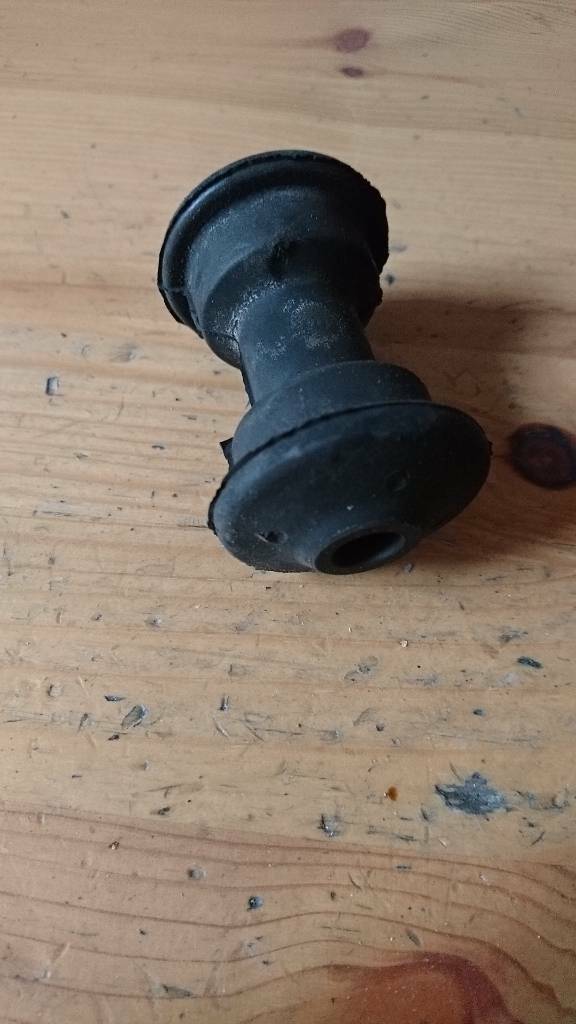 Ascona B Gummibuchse Quertraverse neu original Opel
