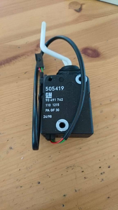 Opel Omega B Stellmotor Tankdeckel neu original GM