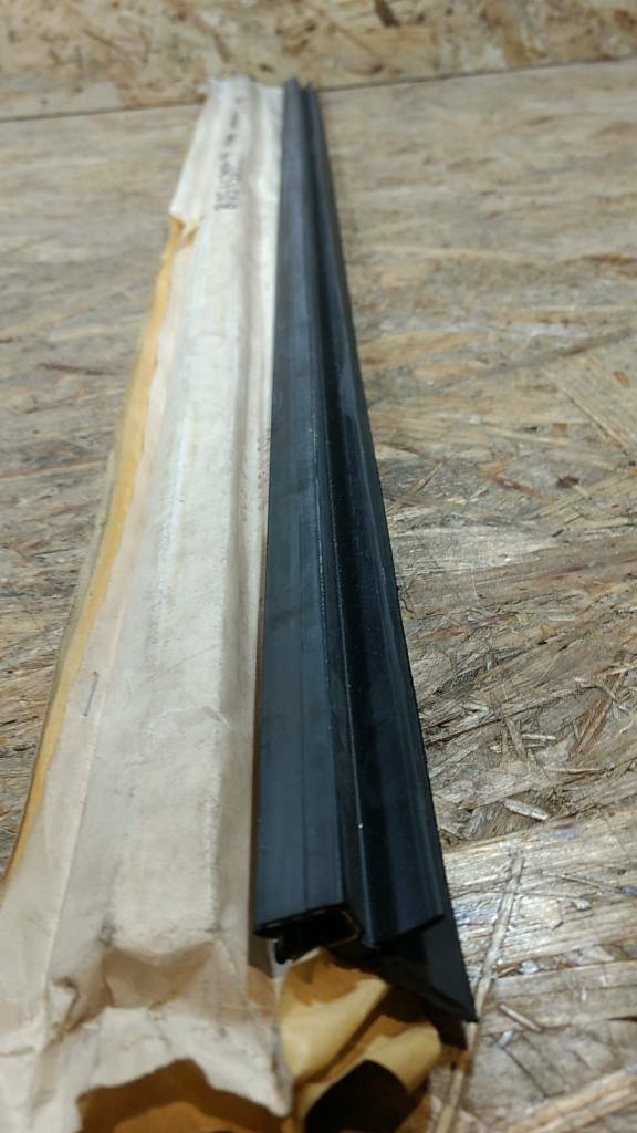 Original GM Opel Astra F Zierleiste Fensterschacht vorne NEU