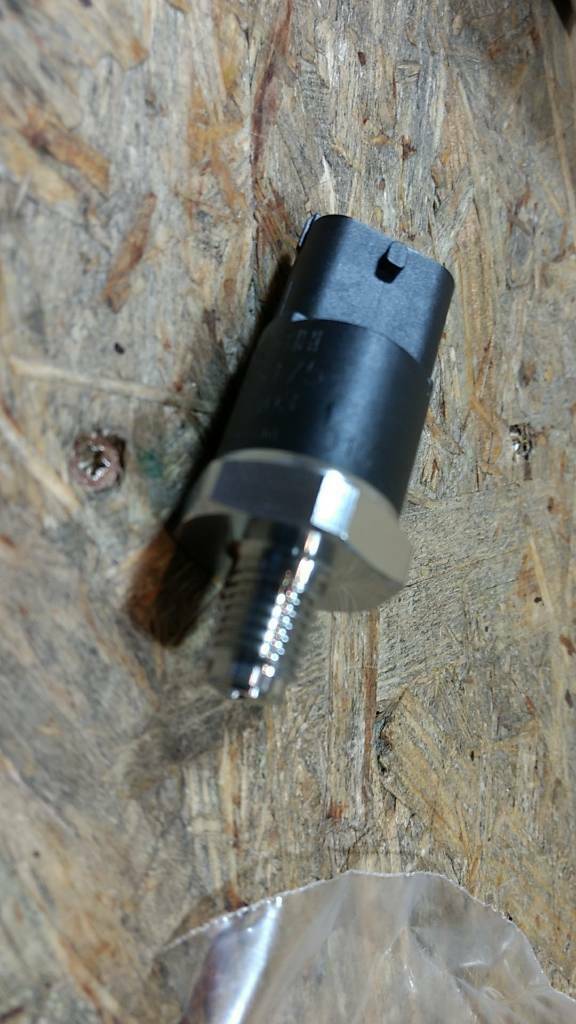 Original GM Opel Omega B Drucksensor (Hochdruck) Kraftstoff NEU