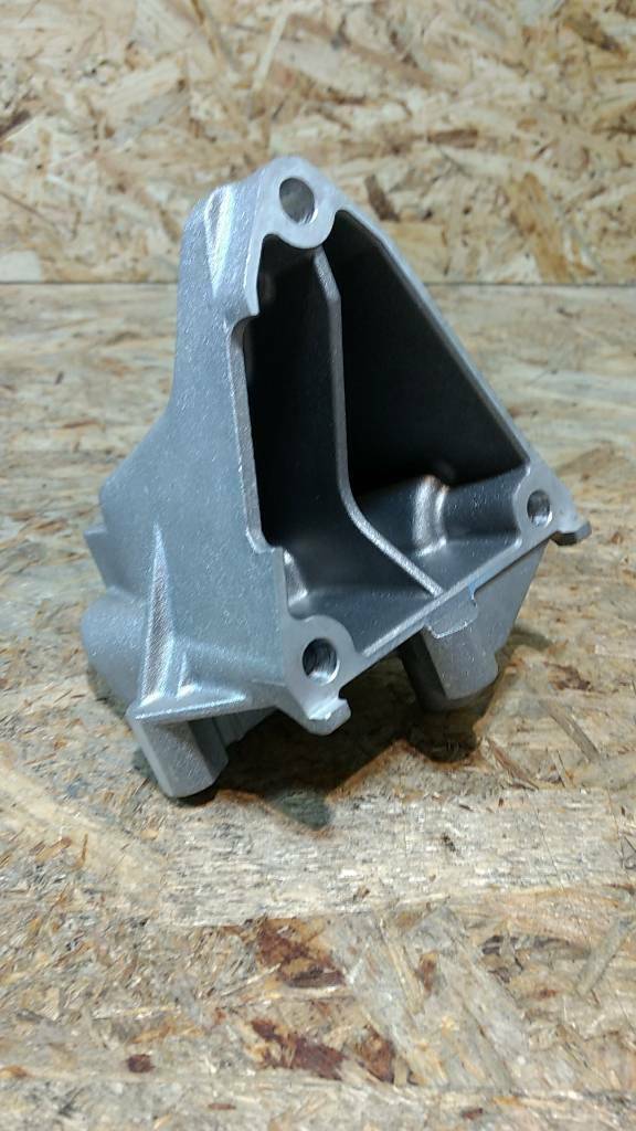 Original GM Opel Omega B Stütze Pumpe Hilfskraftlenkung NEU