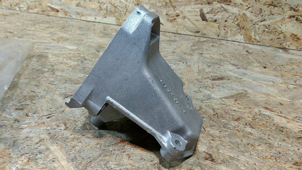 Original GM Opel Omega B Stütze Pumpe Hilfskraftlenkung NEU