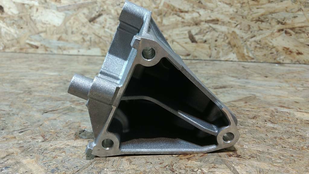Original GM Opel Omega B Stütze Pumpe Hilfskraftlenkung NEU