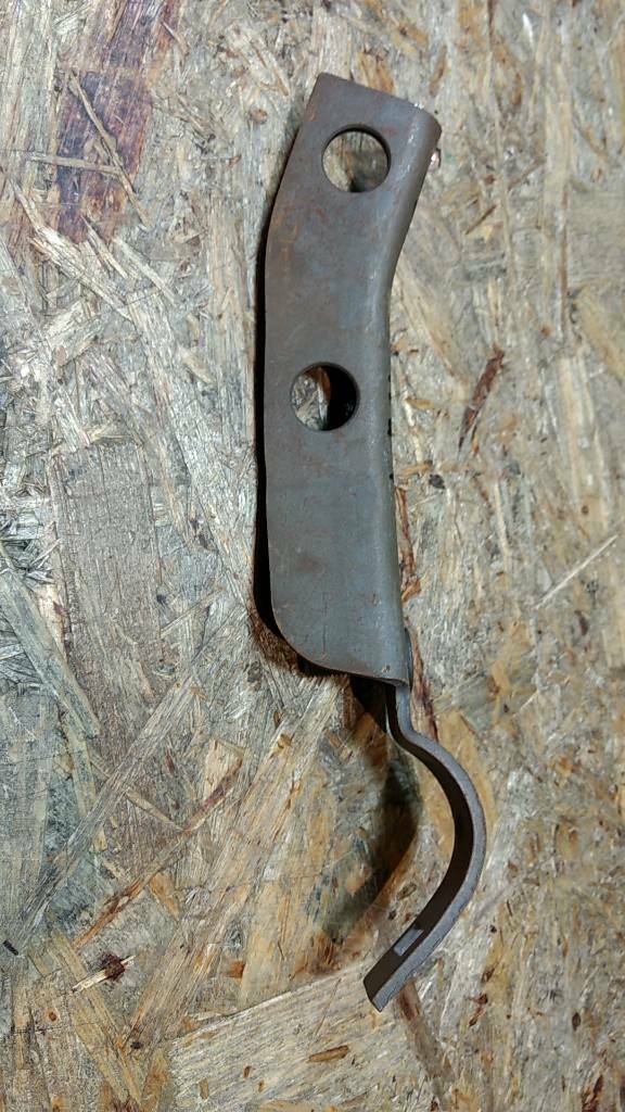 Original GM Opel Omega A Halter Auspuffrohr vorne NEU
