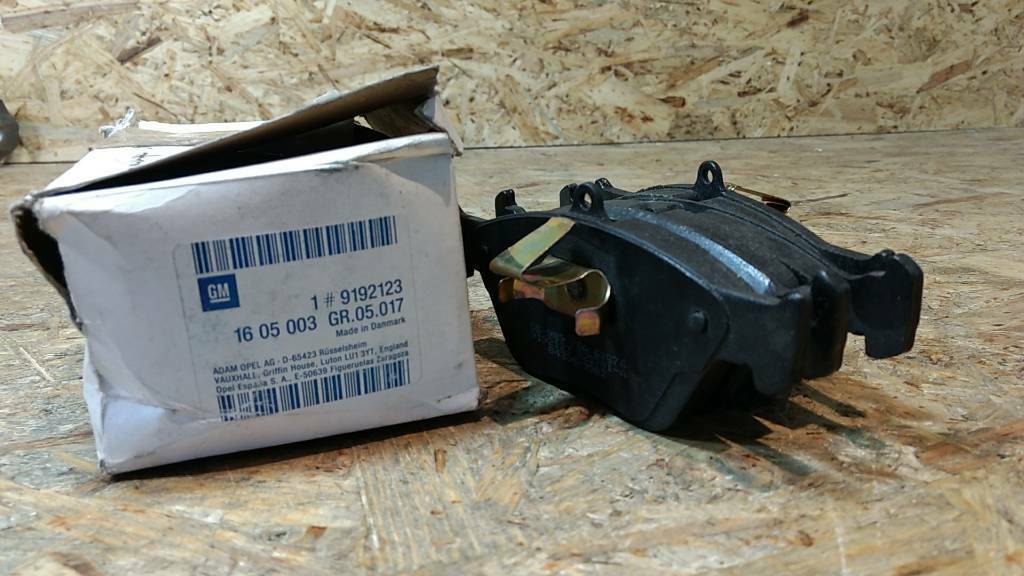 Original GM Opel Bremsbeläge vorne Calibra Omega B Vectra A NEU