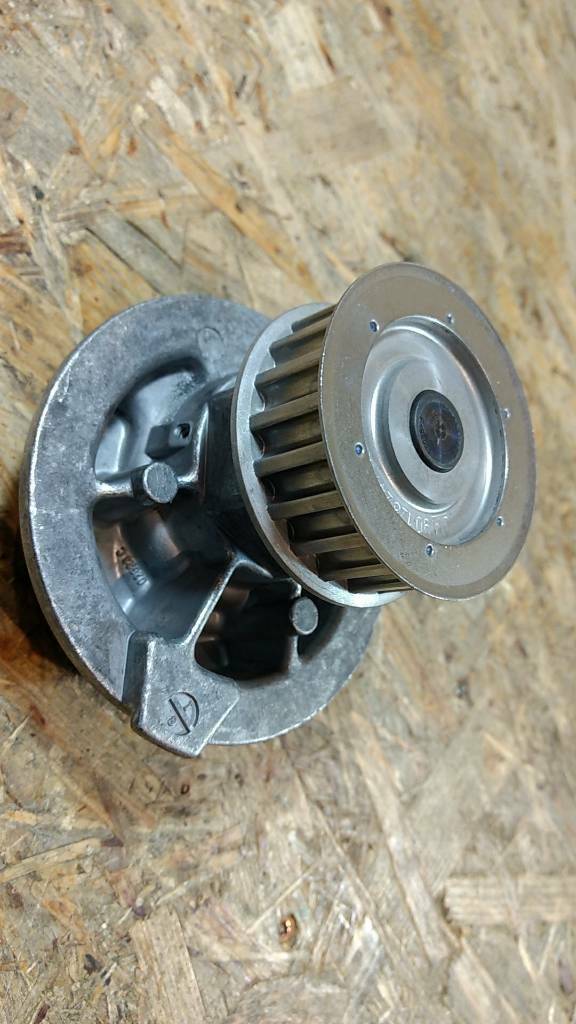 Original GM Opel Wasserpumpe Rekord E Manta B uvm NEU
