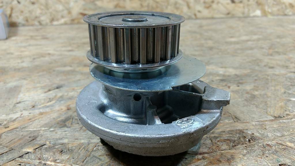 Original GM Opel Calibra Frontera Wasserpumpe Neu