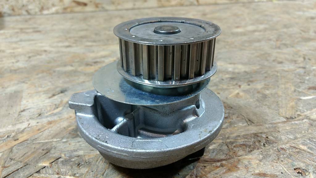 Original GM Opel Calibra Frontera Wasserpumpe Neu