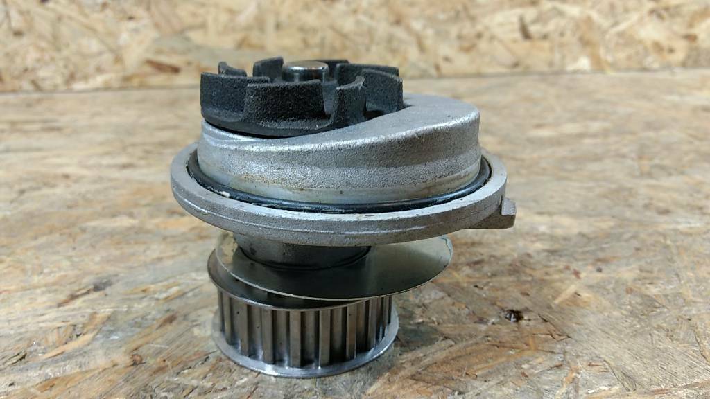 Original GM Opel Calibra Frontera Wasserpumpe Neu