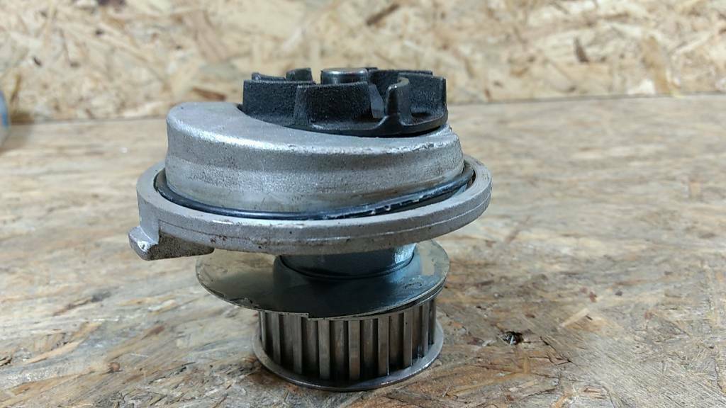 Original GM Opel Calibra Frontera Wasserpumpe Neu