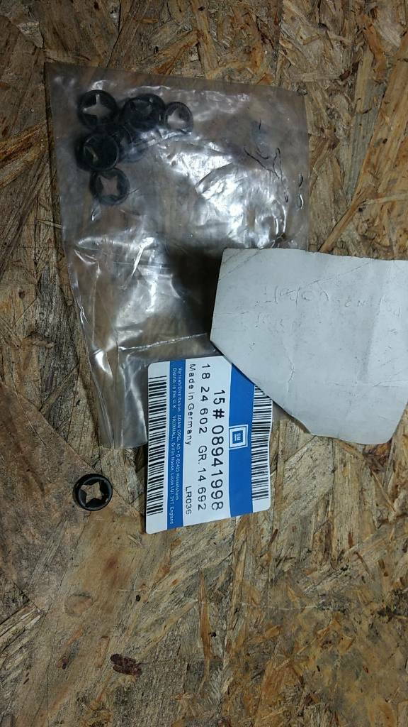 Opel Omega B Klemme Lautsprecherabdeckung original GM NEU