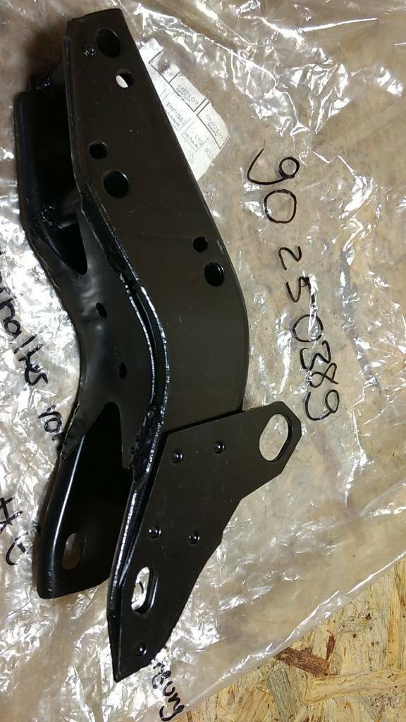 Kadett E Motorhalter vorne rechts original GM Opel Neu