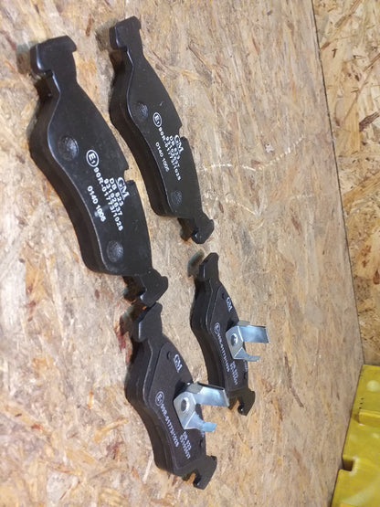 Astra /F, Calibra/ A, Astra Mk2, Kadett E, Omega A, Carlton Mk3, Vectra /A/B , Cavalier Bremsbelagsatz original GM Opel NEU