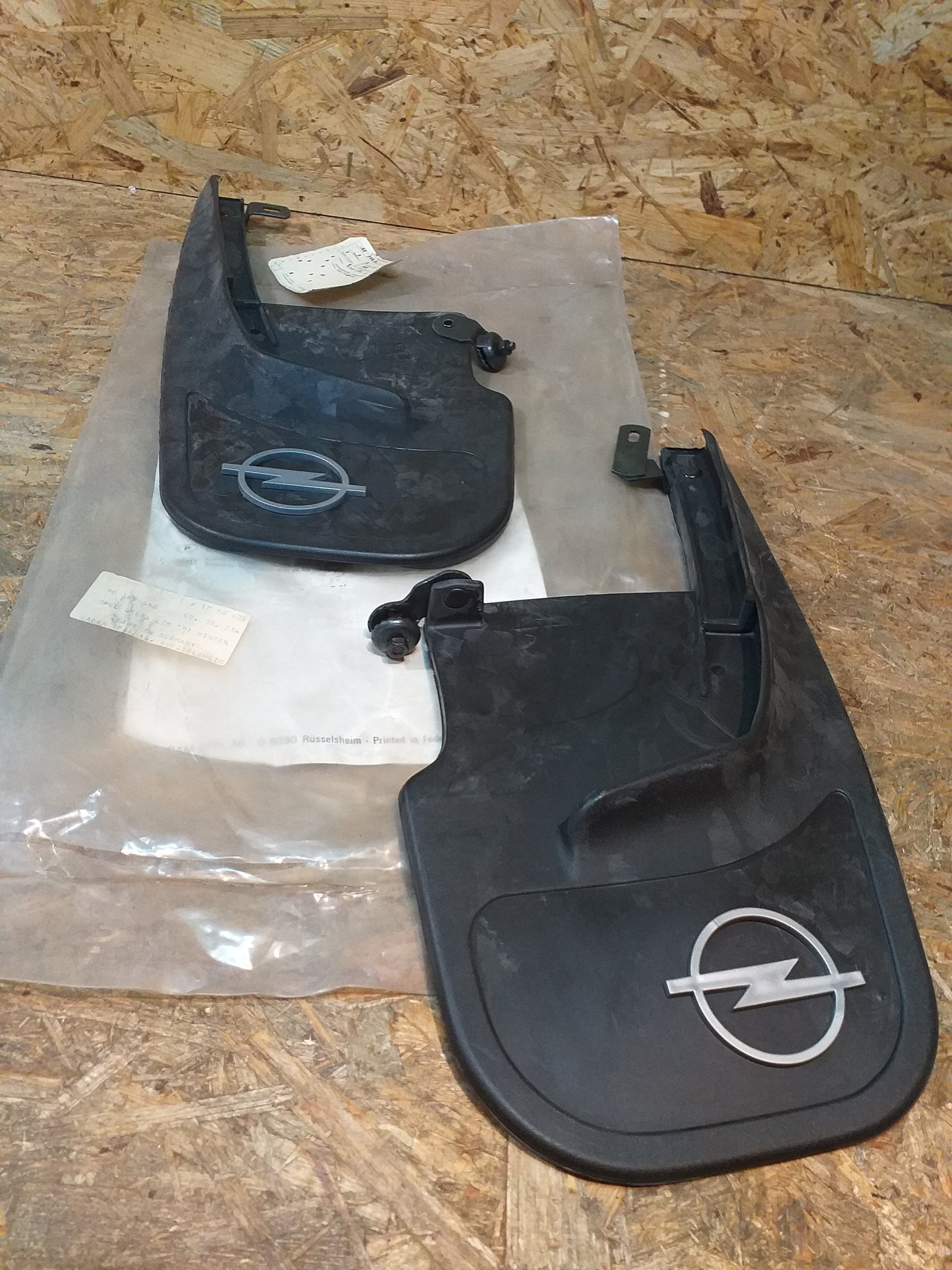Omega A Facelift Schmutzfänger hinten original Opel NEU