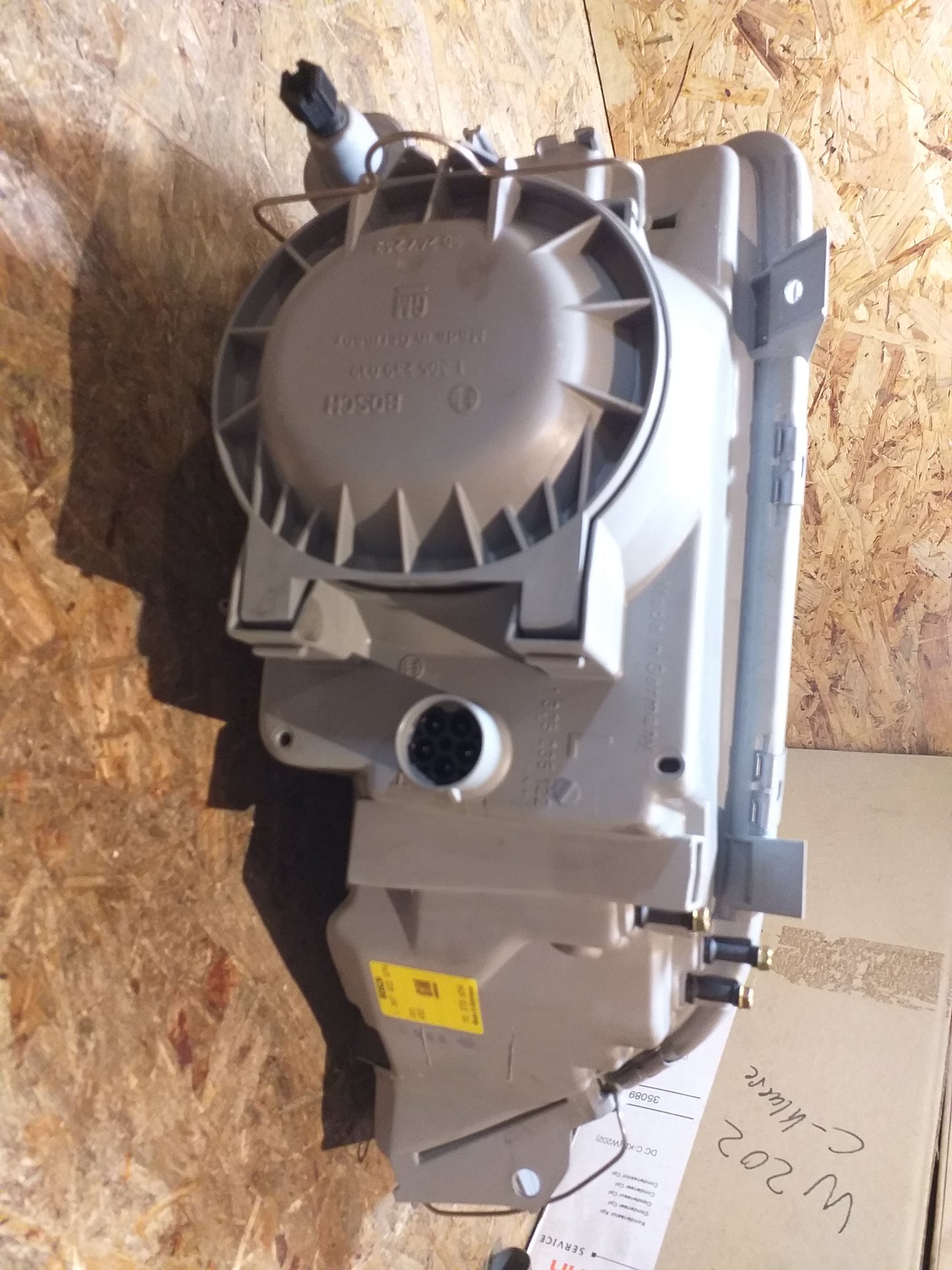 Omega A Bj 87-93 Scheinwerfer links H4 original GM Bosch NEU aus Altbestand