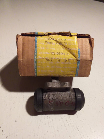 Kapitän P1 2.6 Kadett A Radzylinder vorne links original Opel NEU