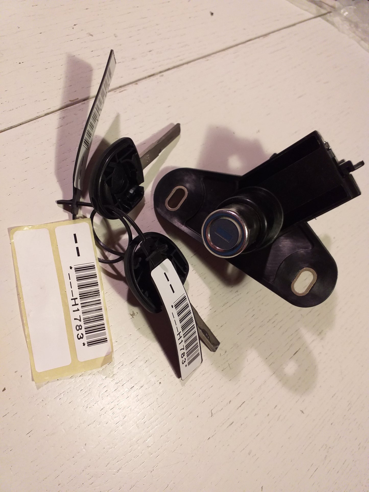 Omega Caravan Schließzylinder mit Schlüssen Heckklappe original GM Opel NEU