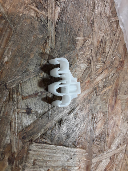 Corsa B Tigra A Clip Kraftstoffschlauch an Bodenblech hinten original GM Opel NEU