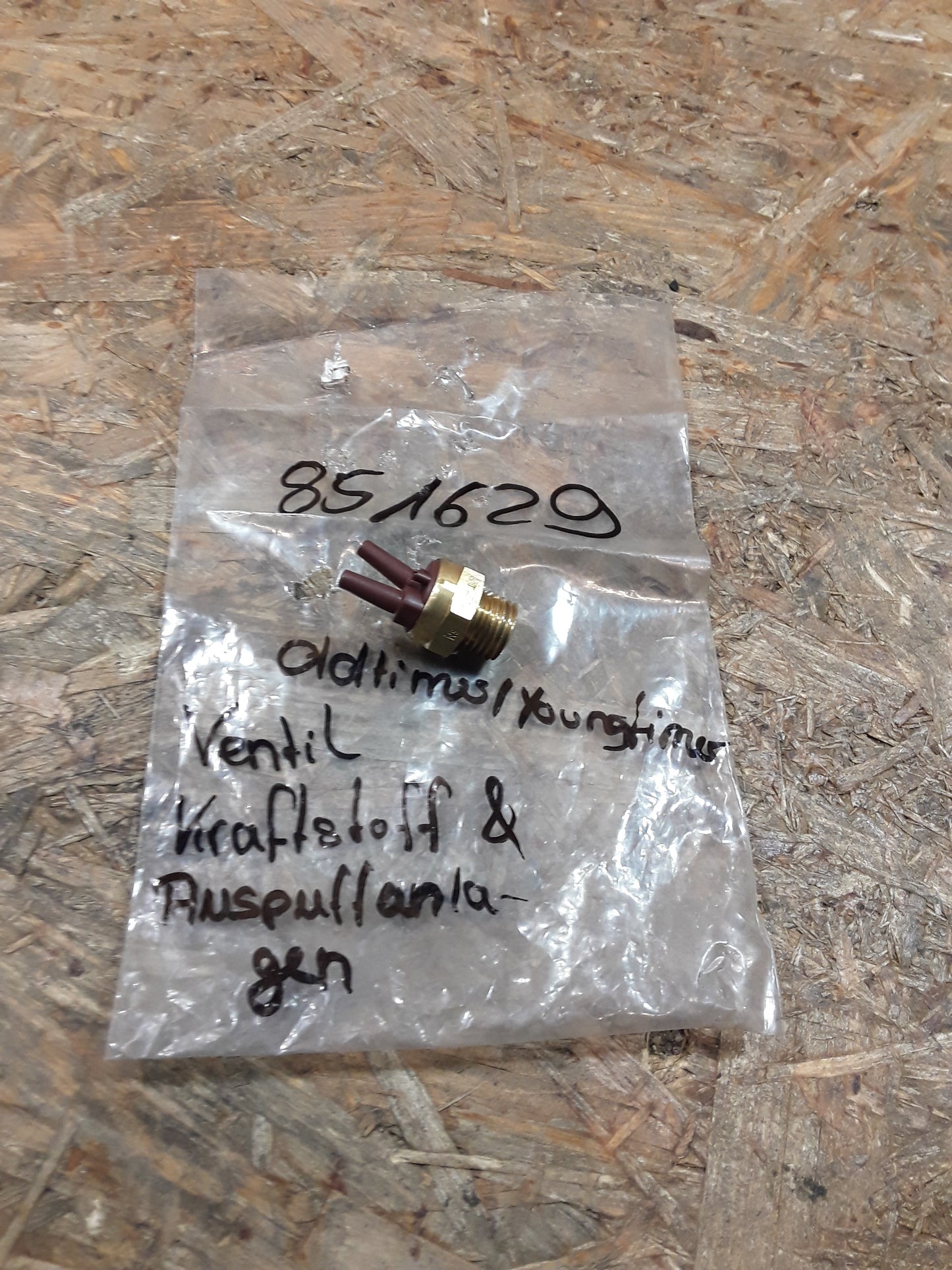 Oldtimer Ventil Kraftstoffpumpe und Auspuffanlagen original GM Opel NEU