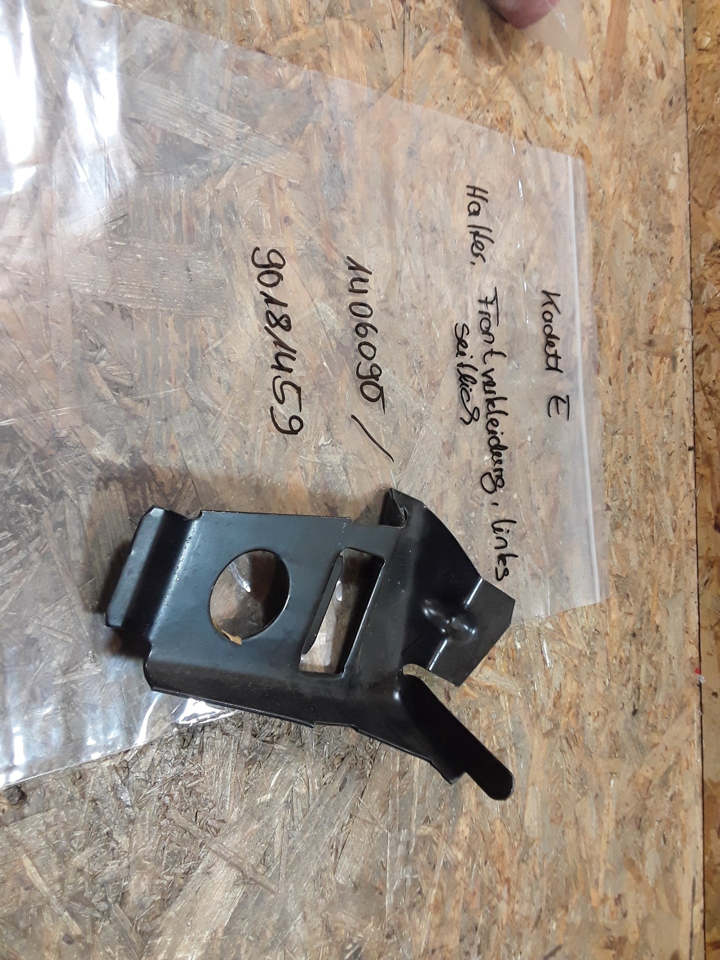 Kadett E Halter Frontverkleidung links seitlich original GM Opel NEU
