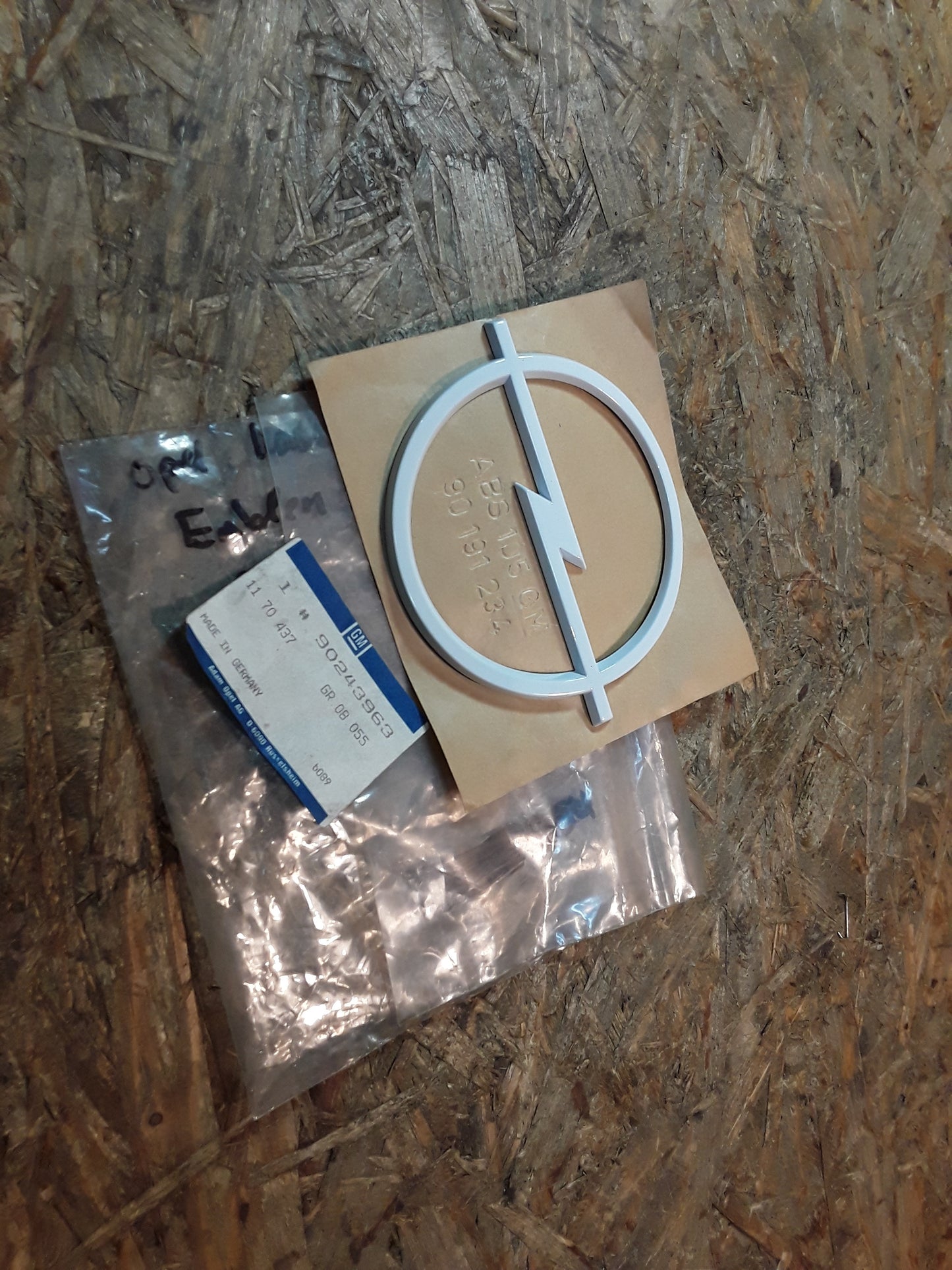 Kadett E Emblem weiß original GM Opel NEU
