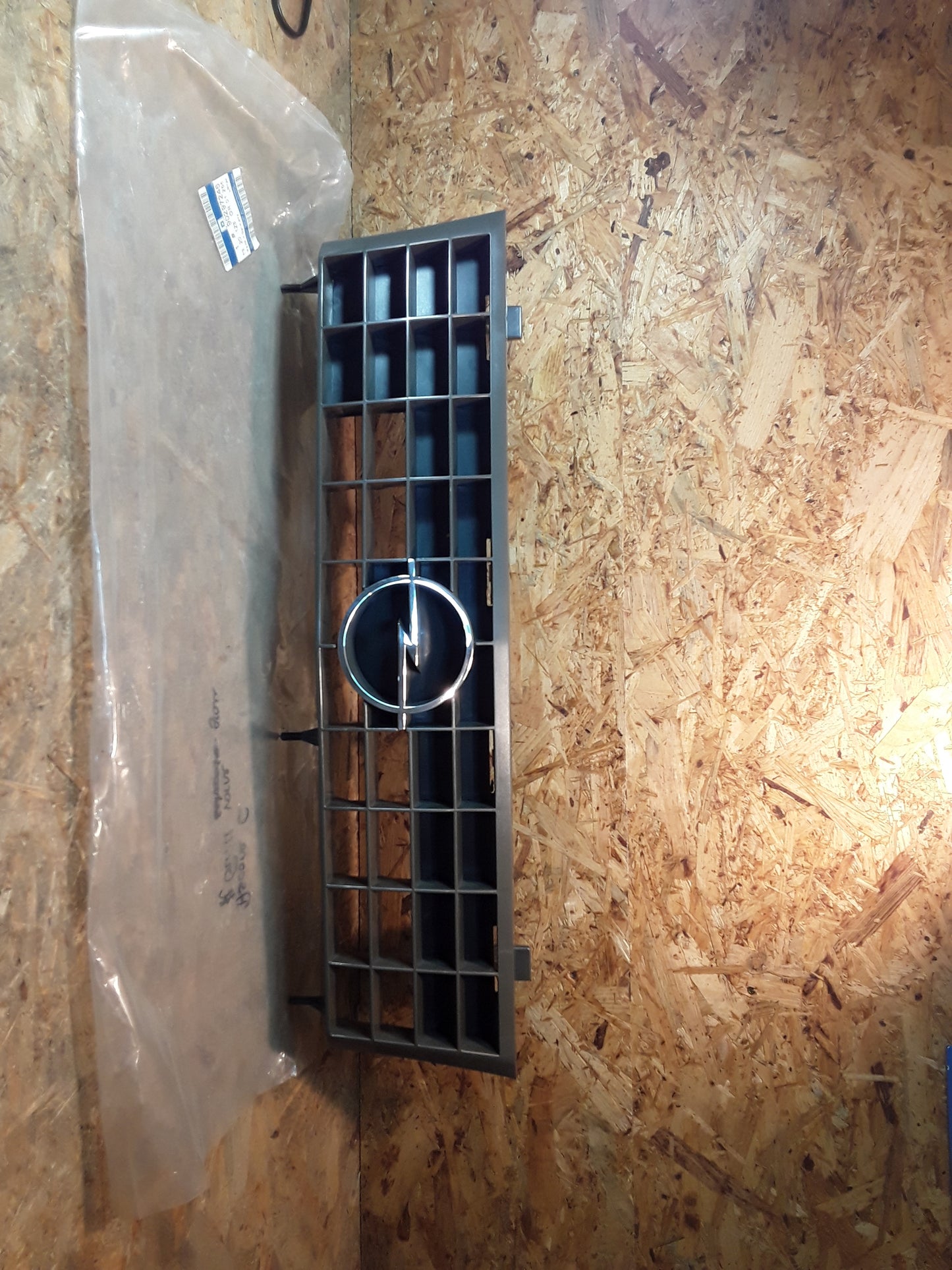 Ascona C Grill vorne grau original GM Opel NEU