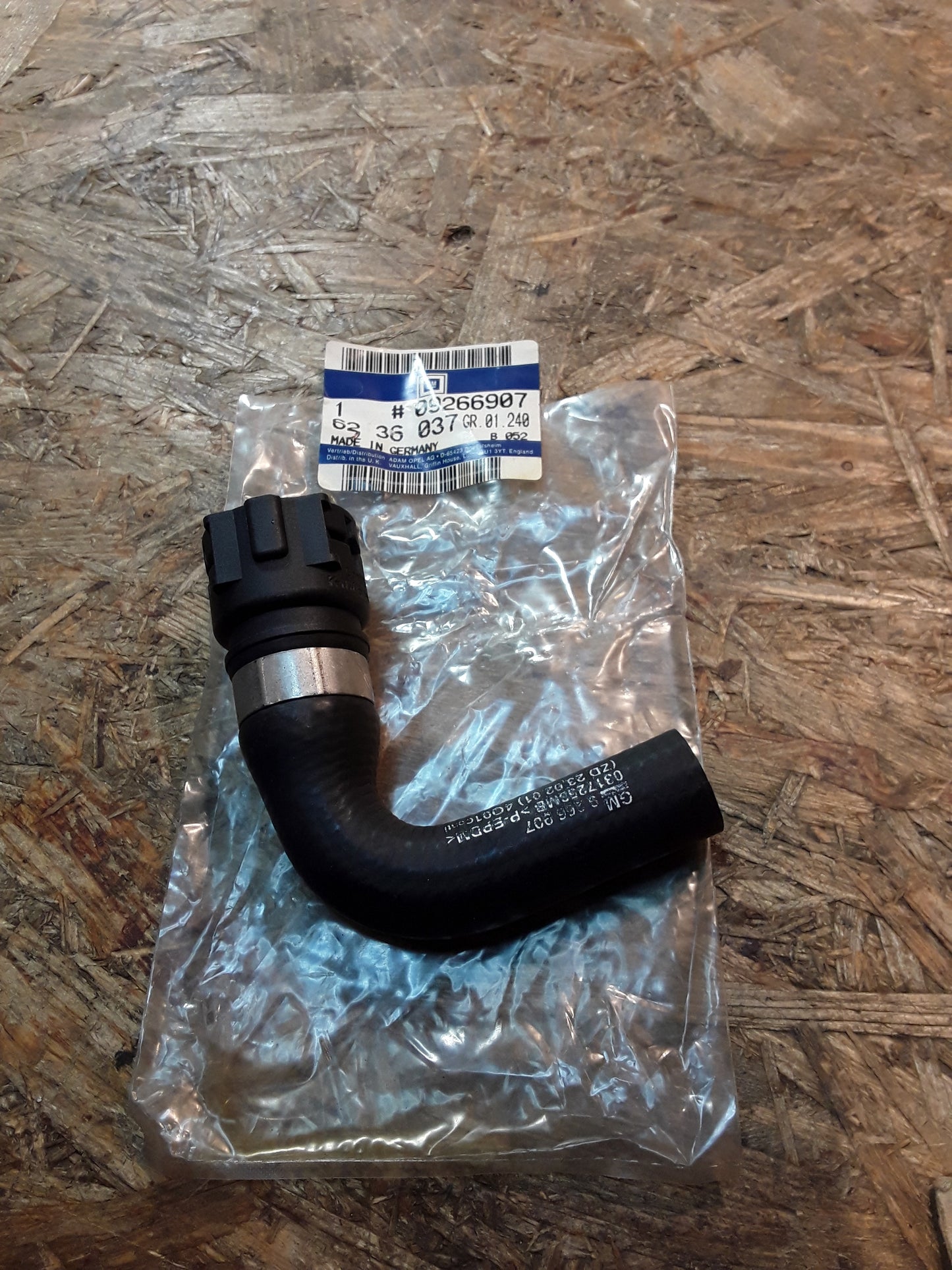 Omega B Schlauch Ausgleichsbehälter an Verbindungsrohr original GM Opel NEU
