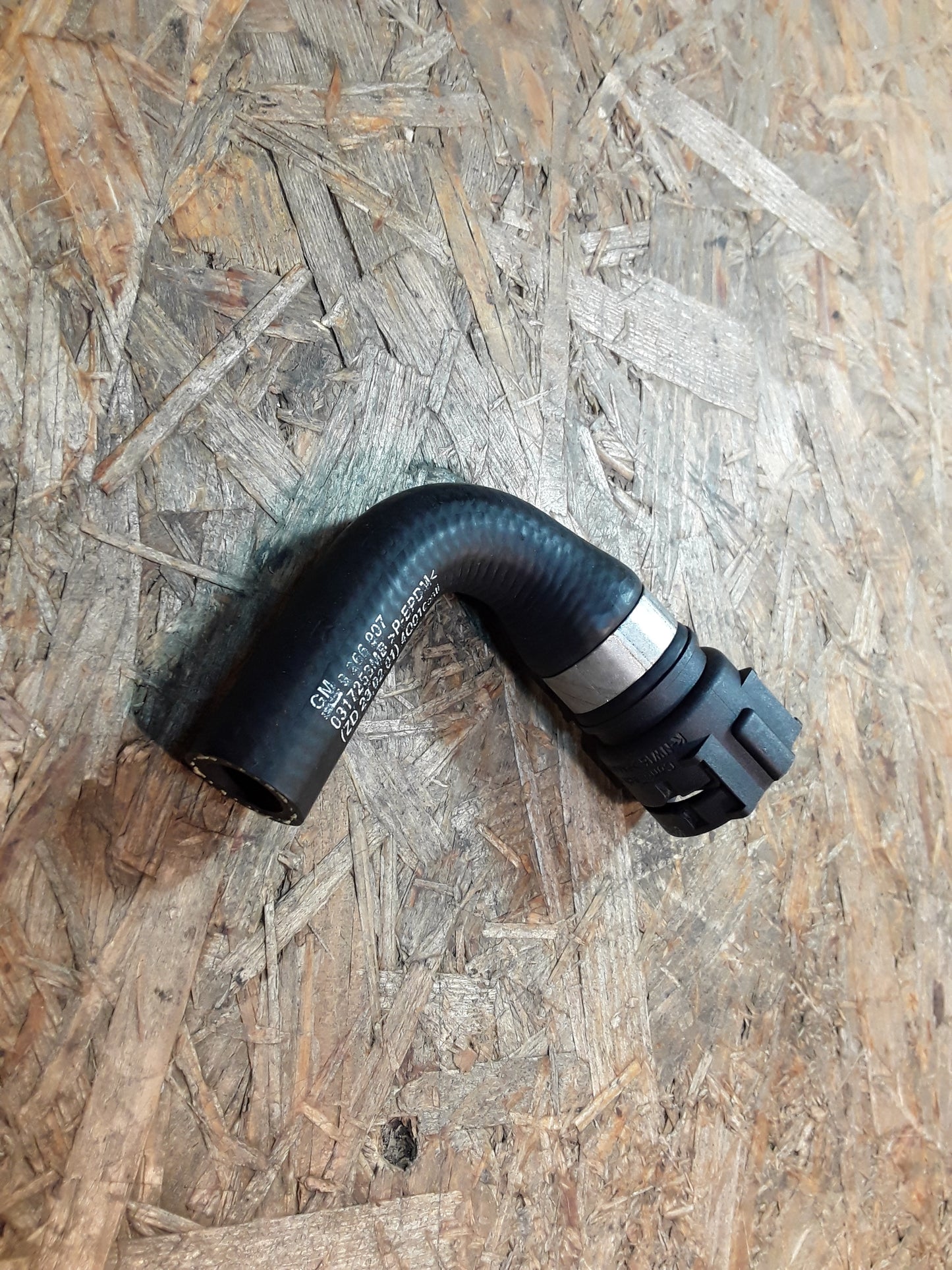 Omega B Schlauch Ausgleichsbehälter an Verbindungsrohr original GM Opel NEU