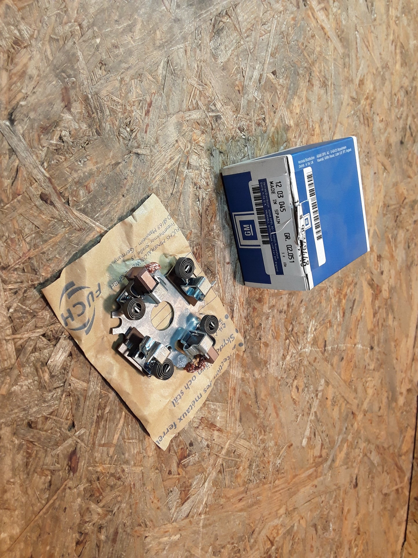 Kadett E Satz Kohlebürsten m Halter an Anlasser original GM Opel NEU