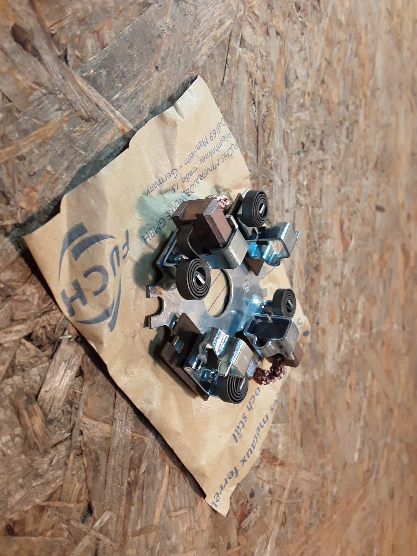 Kadett E Satz Kohlebürsten m Halter an Anlasser original GM Opel NEU