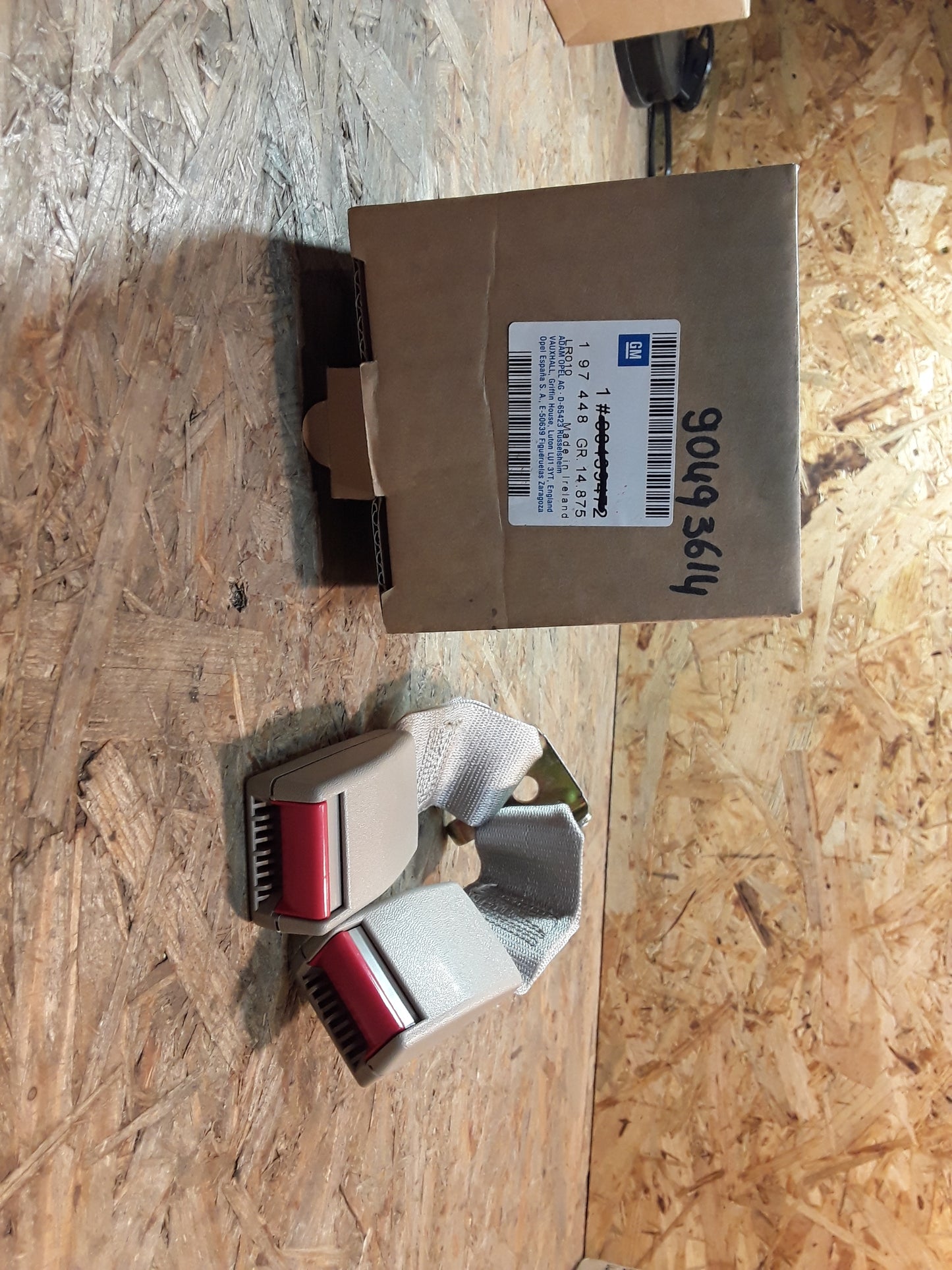 Omega B Doppelgurtschloss hinten, Beige original GM Opel NEU