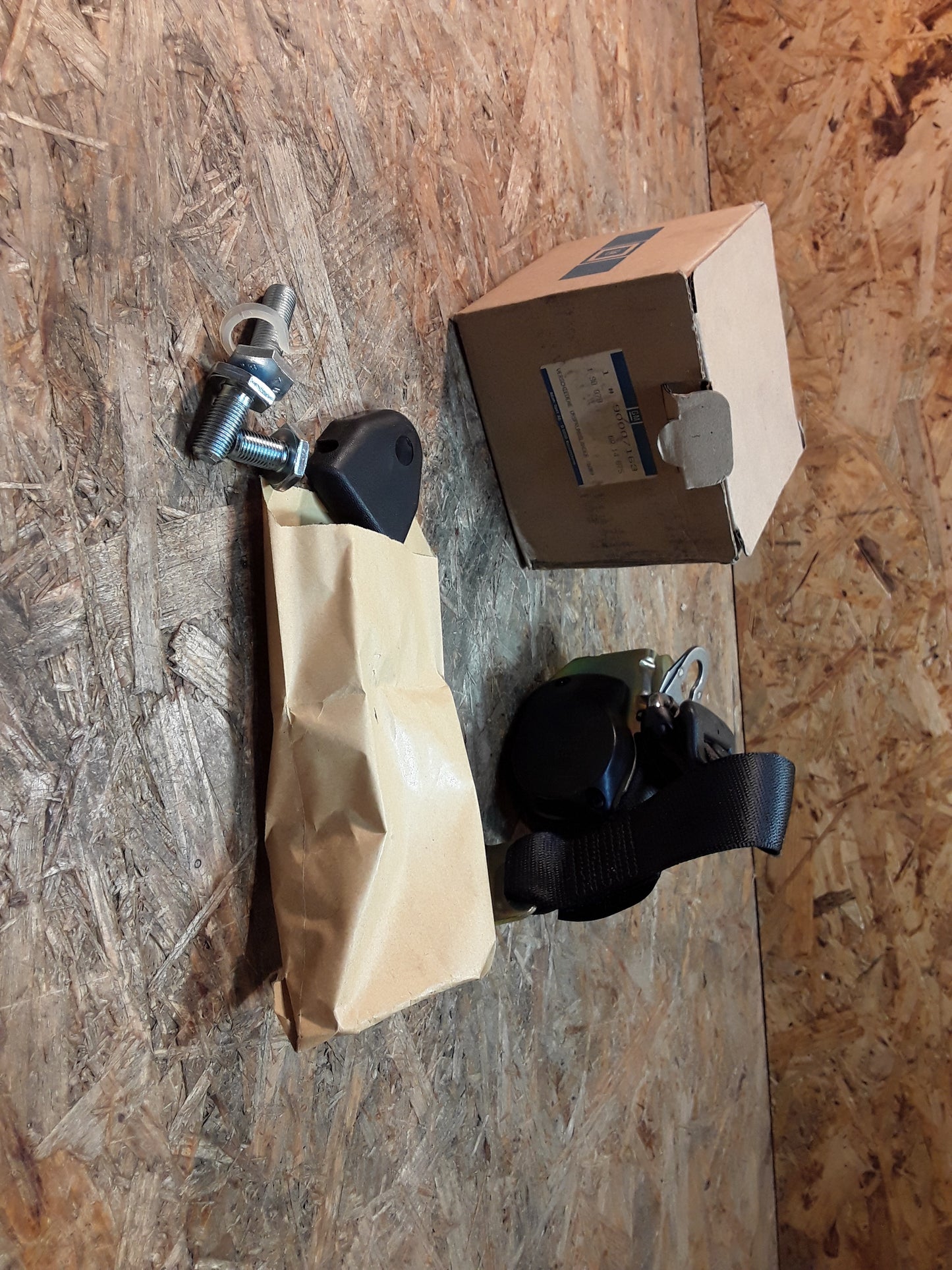Kadett E Sicherheitsgurt & Gurtschloss hinten links original GM Opel NEU