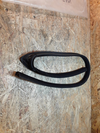 Omega A Abdichtung Fensterschacht Türe vorne original GM Opel NEU