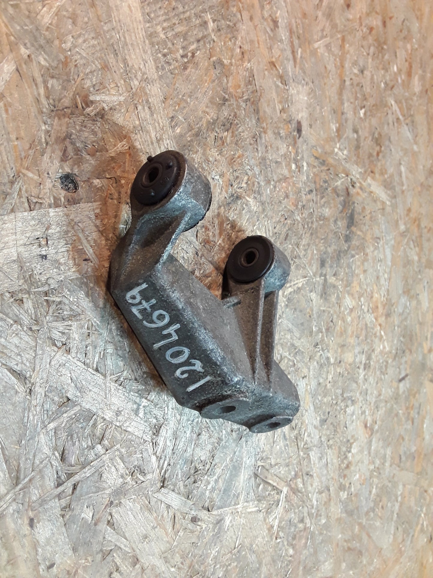 Kadett E Halter Lichtmaschine original GM Opel NEU