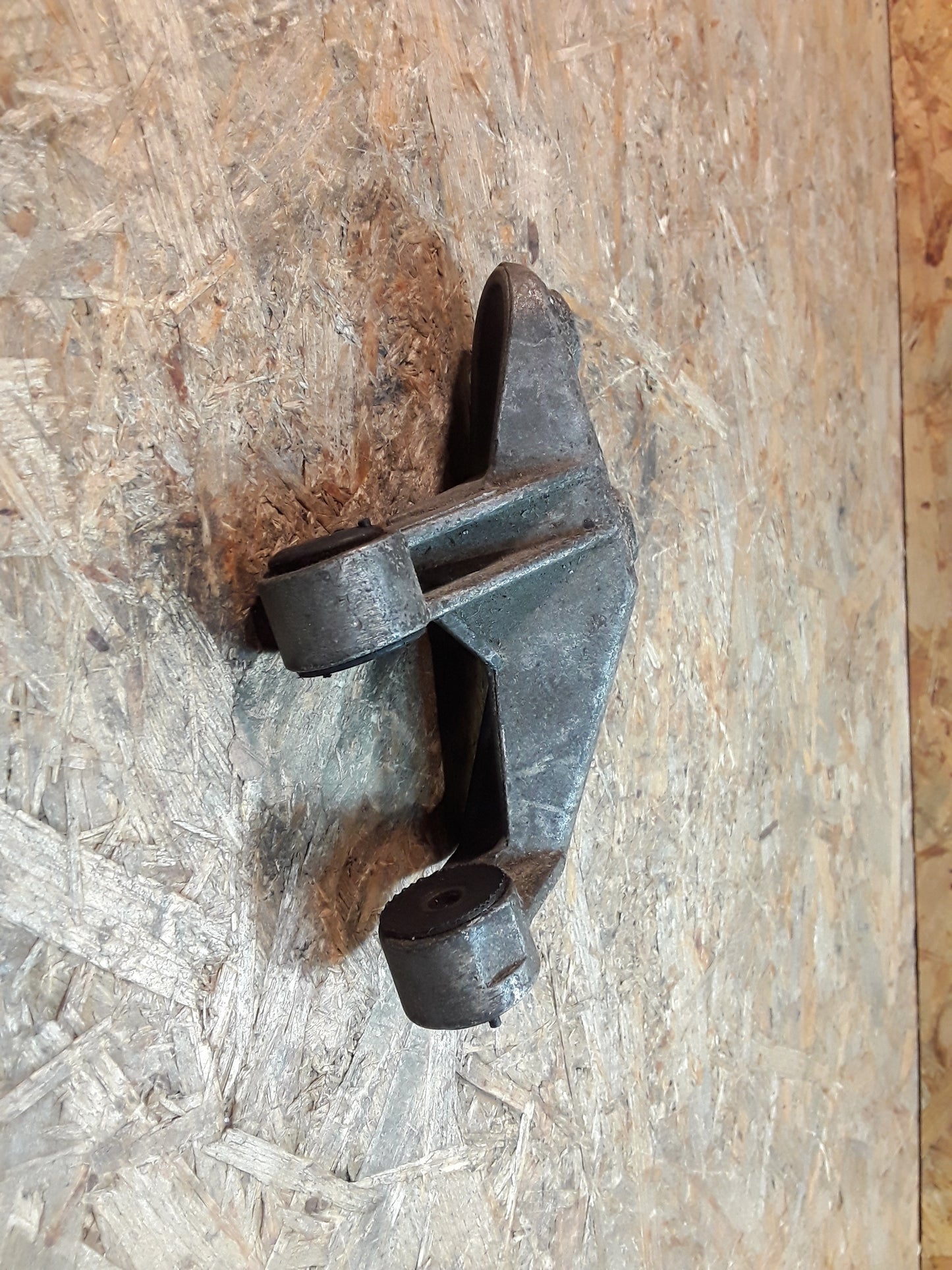 Kadett E Halter Lichtmaschine original GM Opel NEU