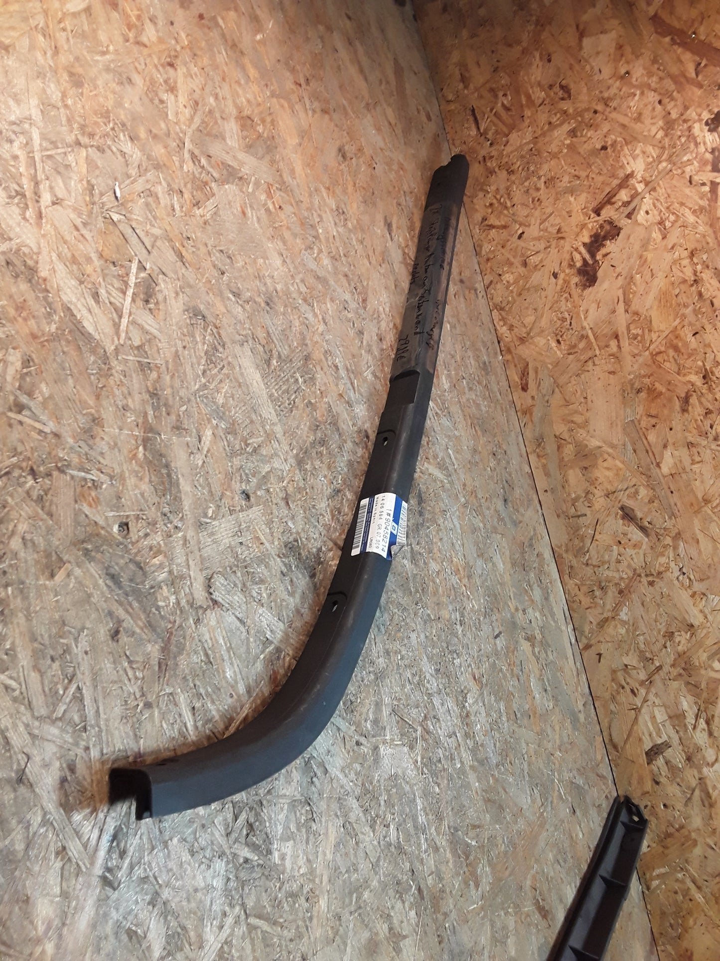 Omega B Führungsschiene Stoßfänger hinten an Seitenwand rechts original GM Opel NEU