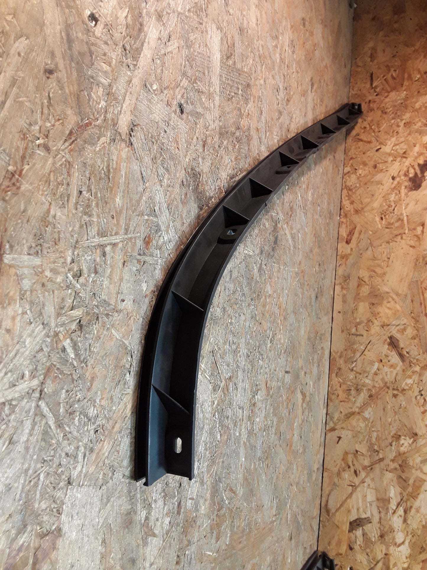 Omega B Führungsschiene Stoßfänger hinten an Seitenwand rechts original GM Opel NEU