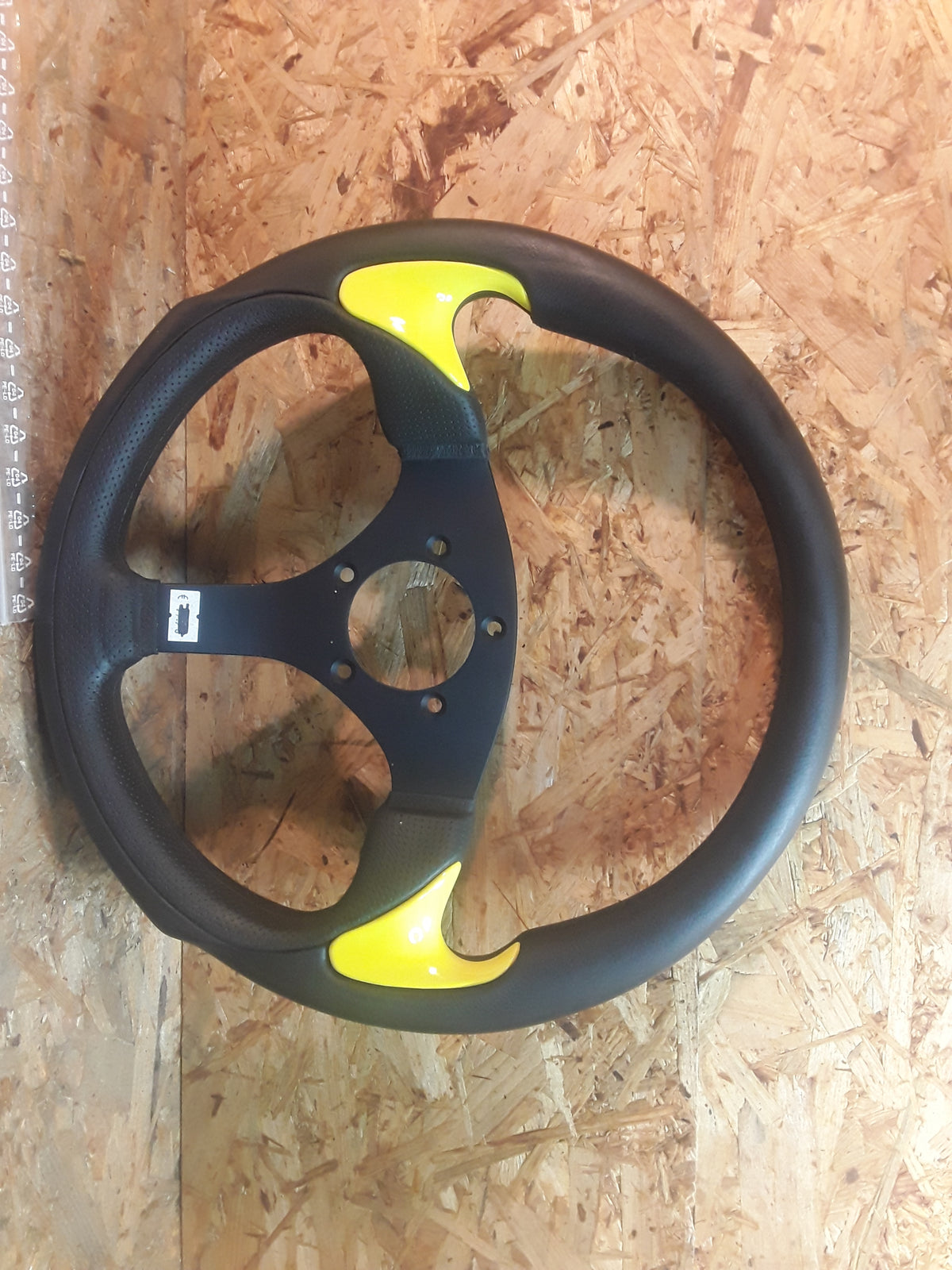 Diverse Fahrzeuge Sportlenkrad Kustleder schwarz-gelb 33cm Durchmesser ohne KBA Nummer NEU