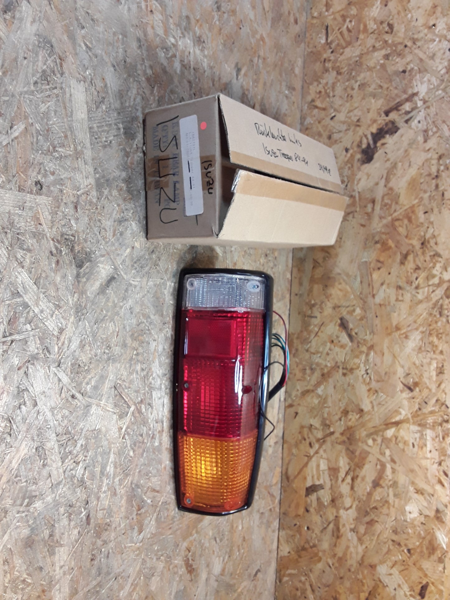 Isuzu Trooper Bj 84-91 Rückleuchte links NEU