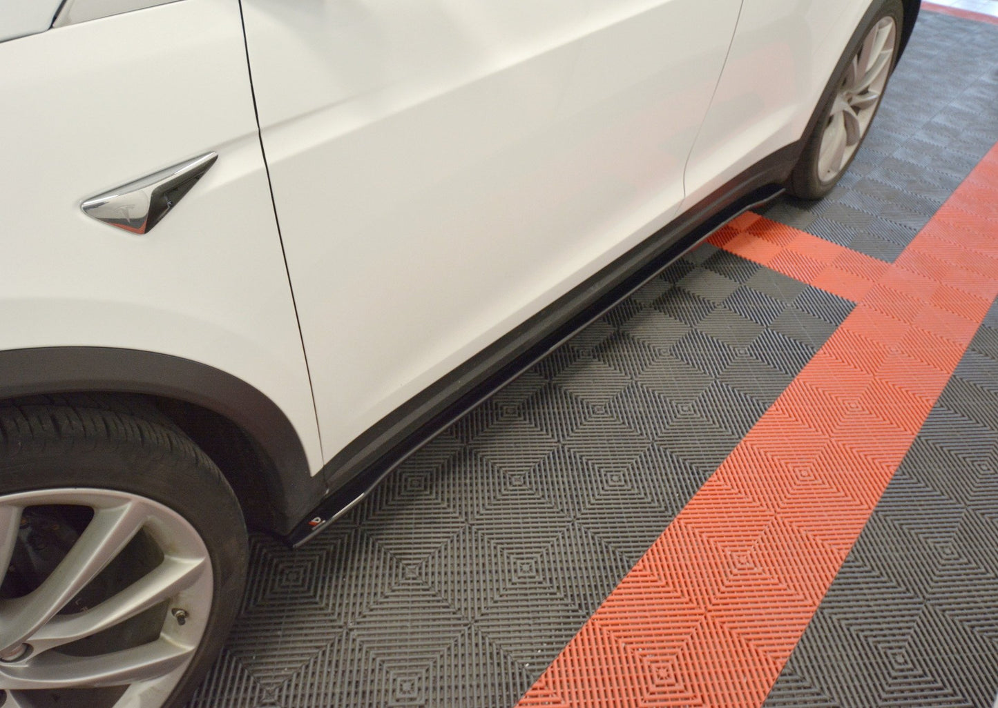 Seitenschweller Ansatz für V.2 für TESLA MODEL X schwarz Hochglanz