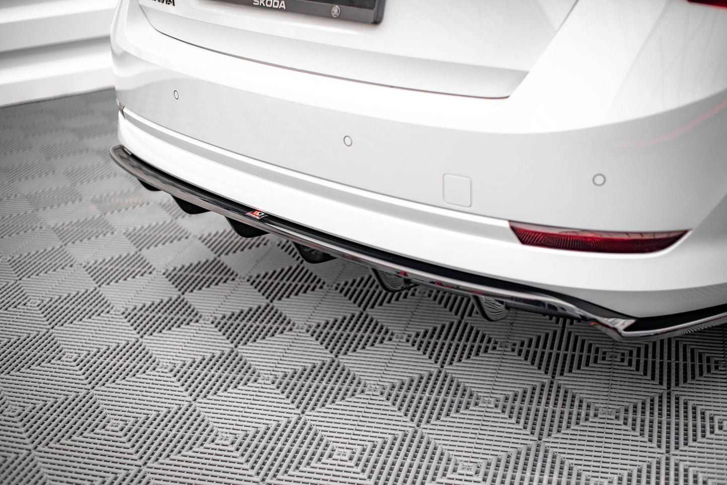 Mittlerer Diffusor Heck Ansatz DTM Look für Skoda Octavia Mk4 schwarz matt