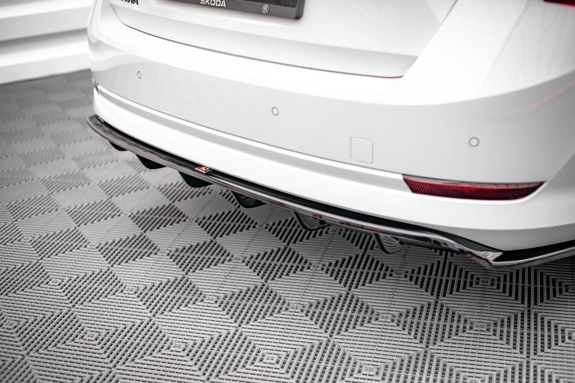 Mittlerer Diffusor Heck Ansatz DTM Look für Skoda Octavia Mk4 schwarz matt